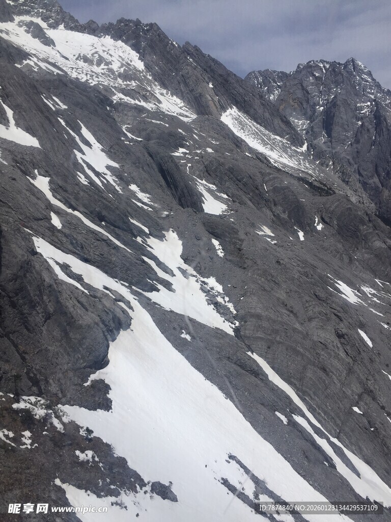 巍峨雪山壮丽景致