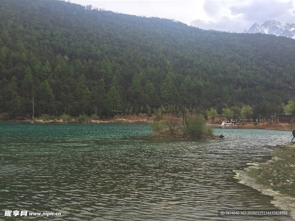 山间清透湖水美景