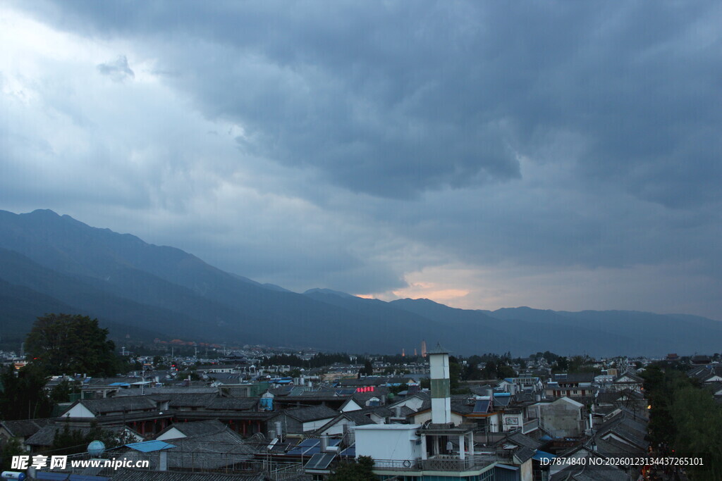 乌云下的城镇与远山
