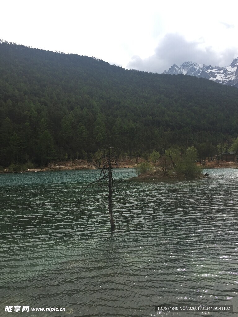 山间清澈湖水景色