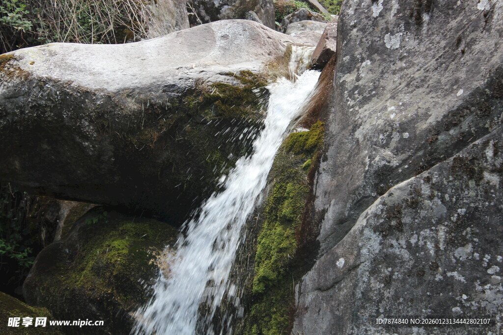 山间小瀑布 灵动自然美