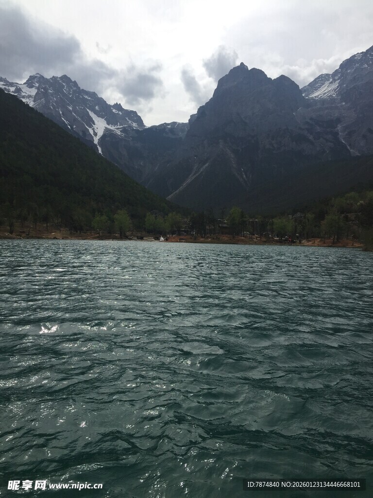 高山湖畔的宁静风光