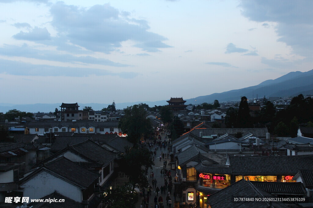 黄昏下的古朴城镇风光