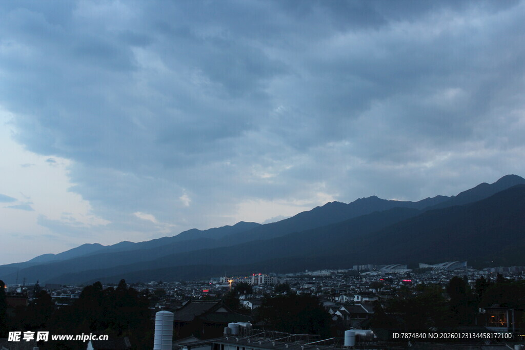 黄昏下的山城景色