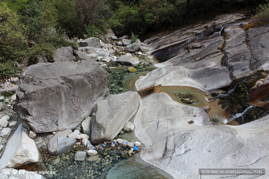 山间溪流与嶙峋怪石景观