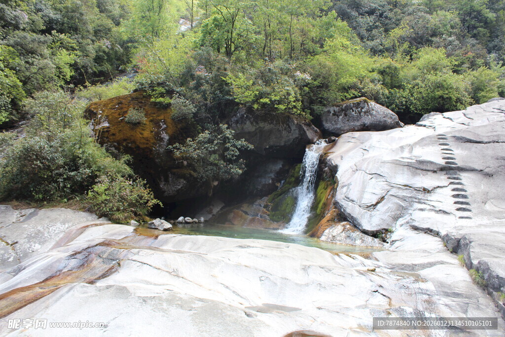山间瀑布下的清幽自然景致