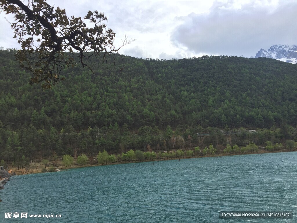 青山环绕的碧蓝色湖水