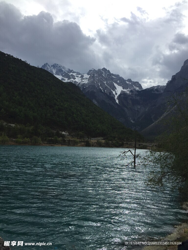 山水相依的静谧湖景