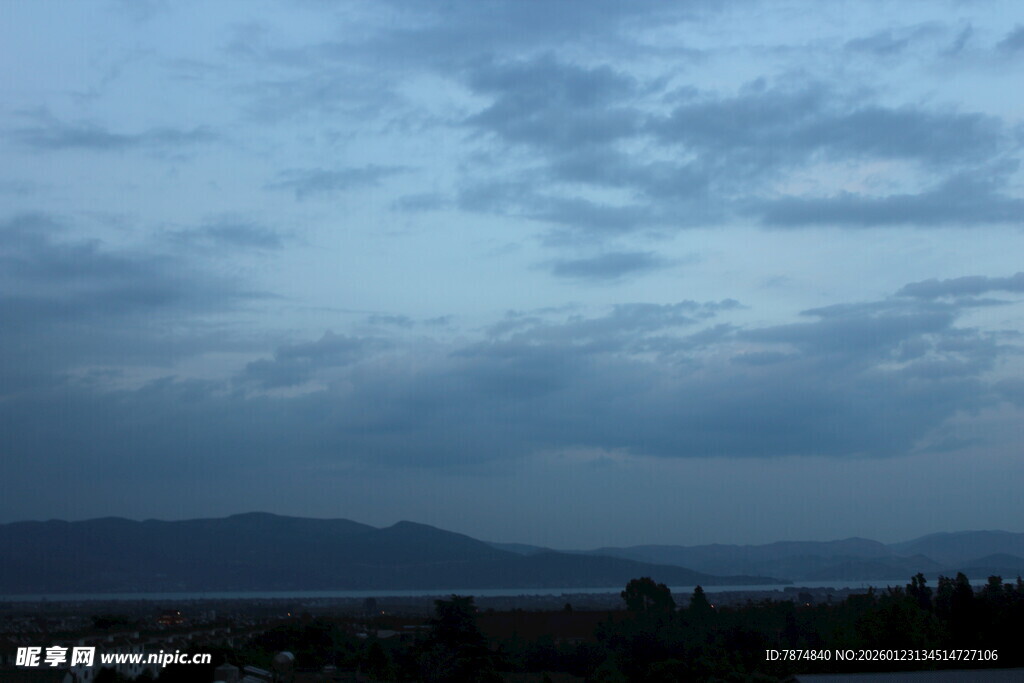 黄昏时分的天空与远山