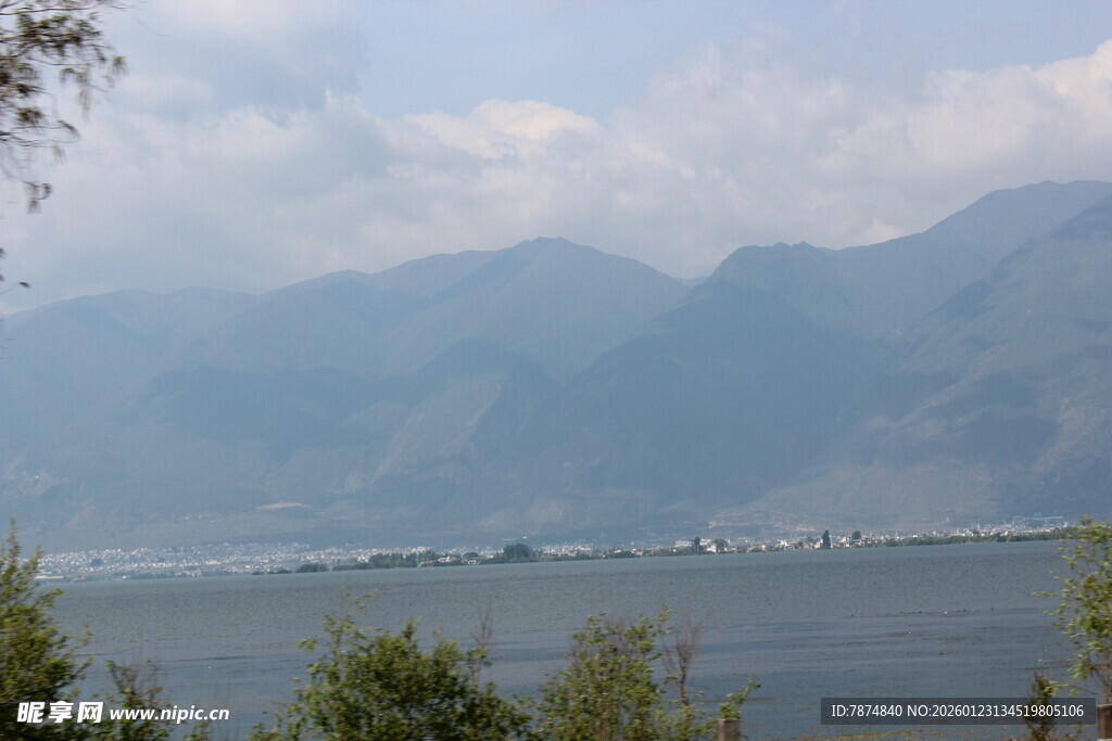 湖光山色间的美丽景致