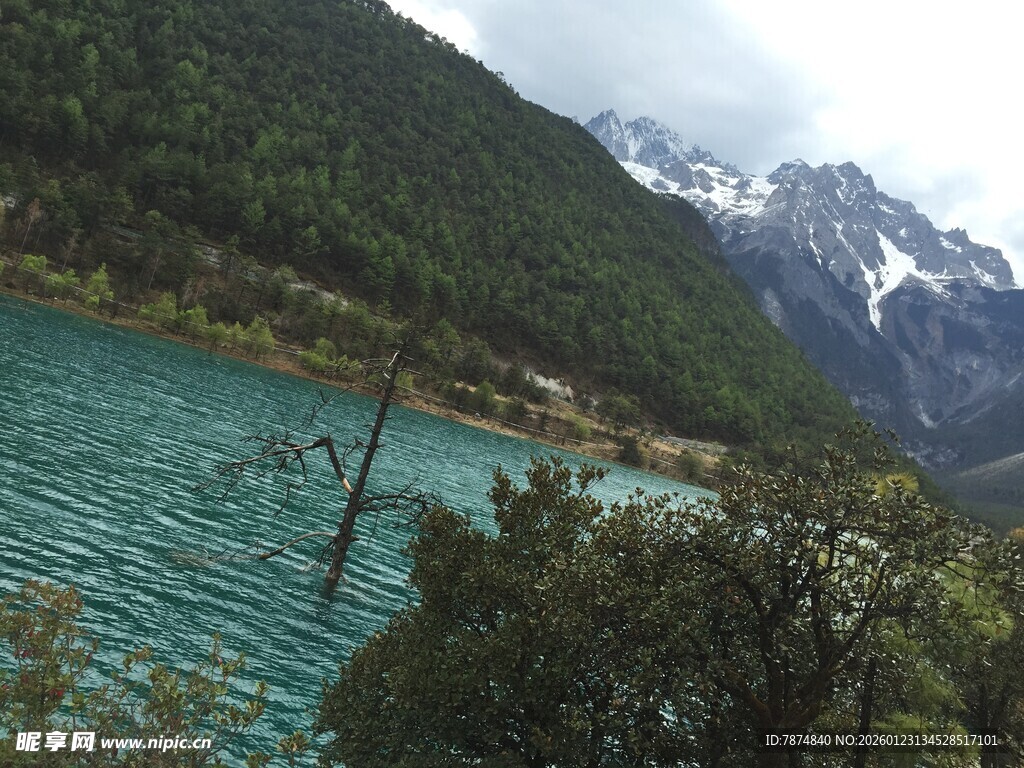 雪山下的碧蓝湖水