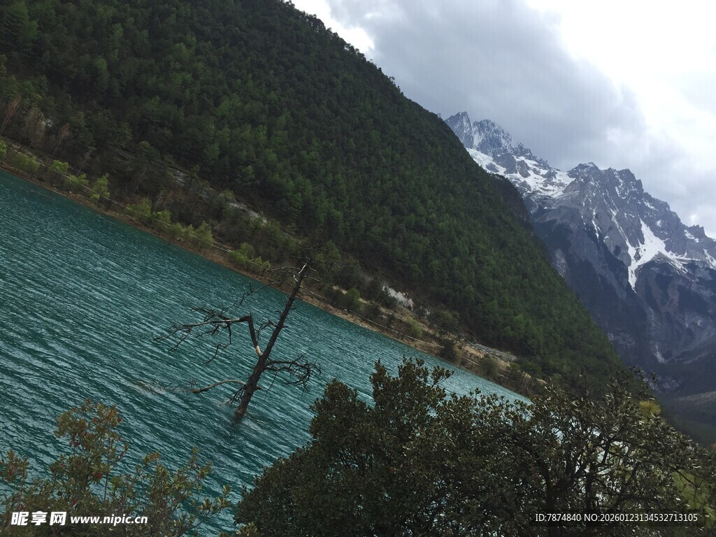 高山下的幽蓝澄澈湖泊