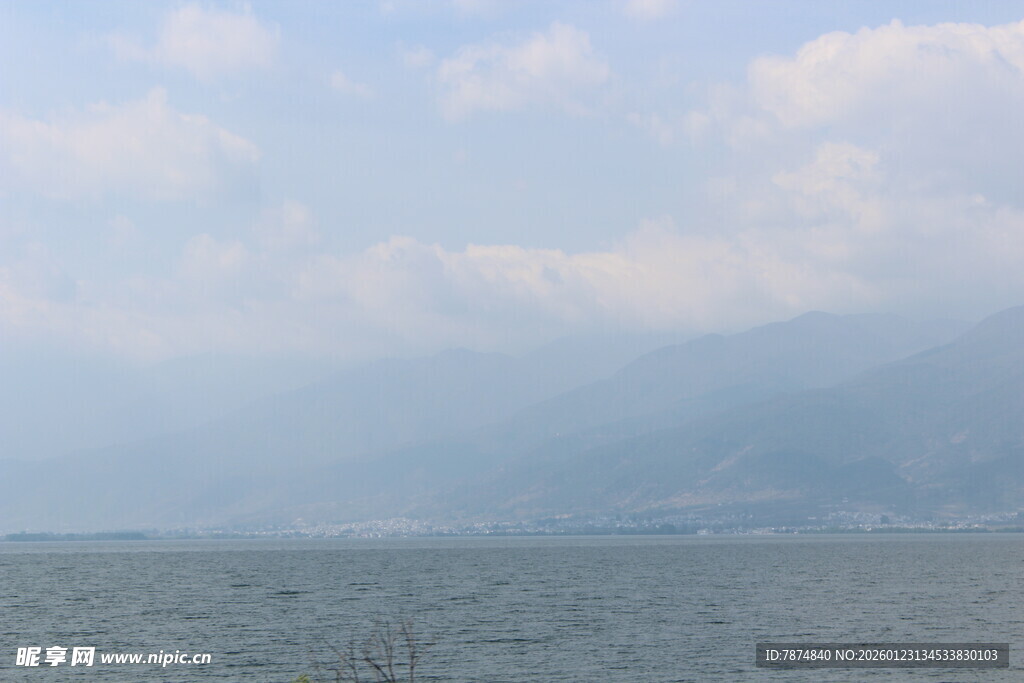 宁静湖景与远山