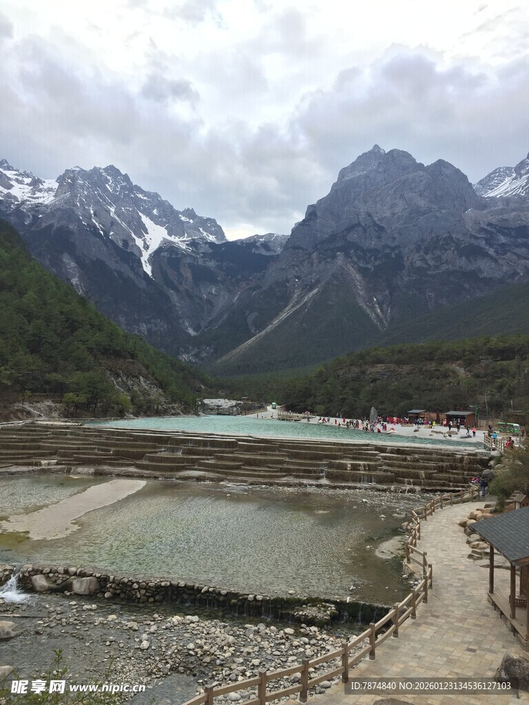 雪山下的静谧湖泊风光