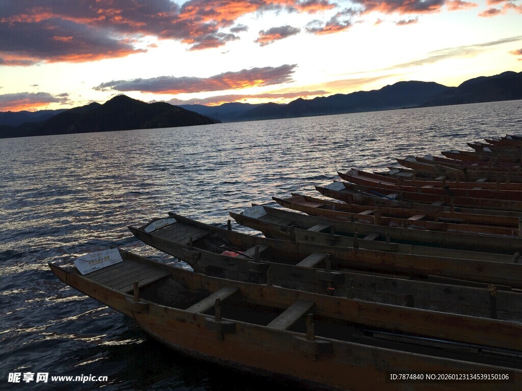 湖畔暮色中的停泊小船