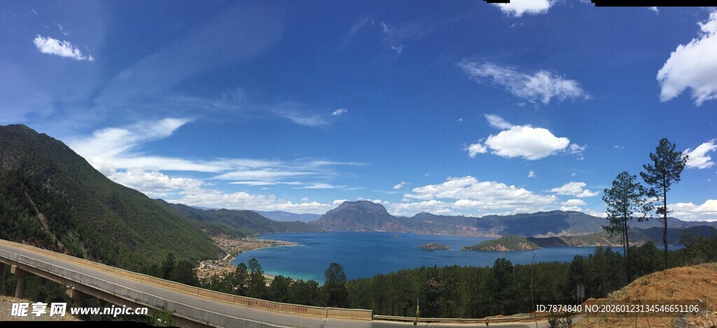 山间公路旁的美丽湖景