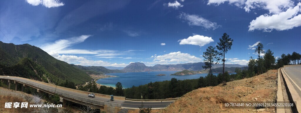 山间公路旁的美丽湖景