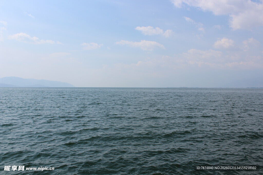 广阔海面与蓝天白云景象