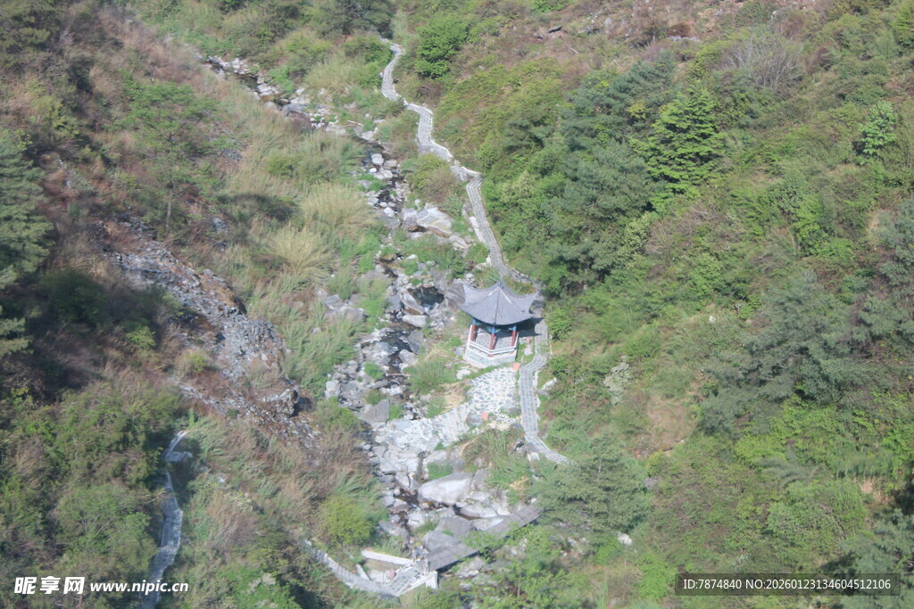 山间溪流上的古朴石桥