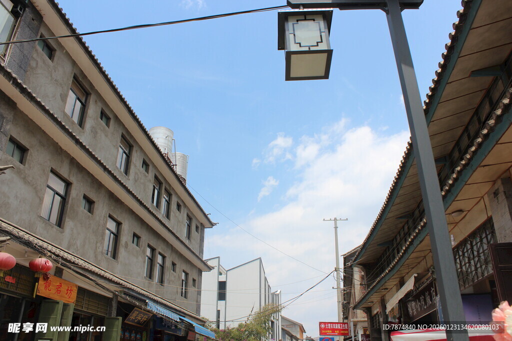 古街路灯下的中式建筑