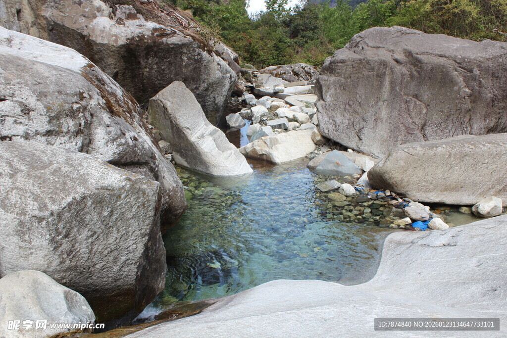山间清澈溪流与巨石