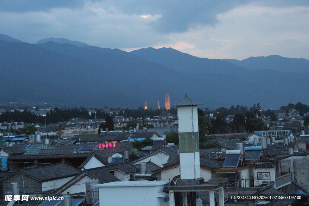 山城暮色中的建筑景观