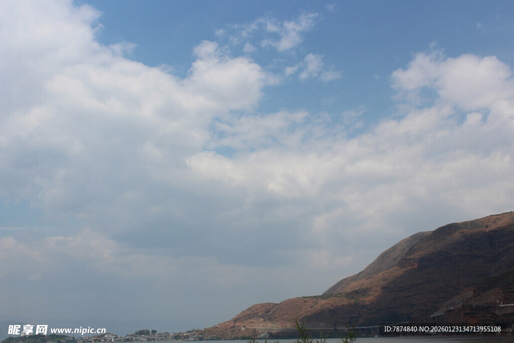 蓝天白云下的山峦风光