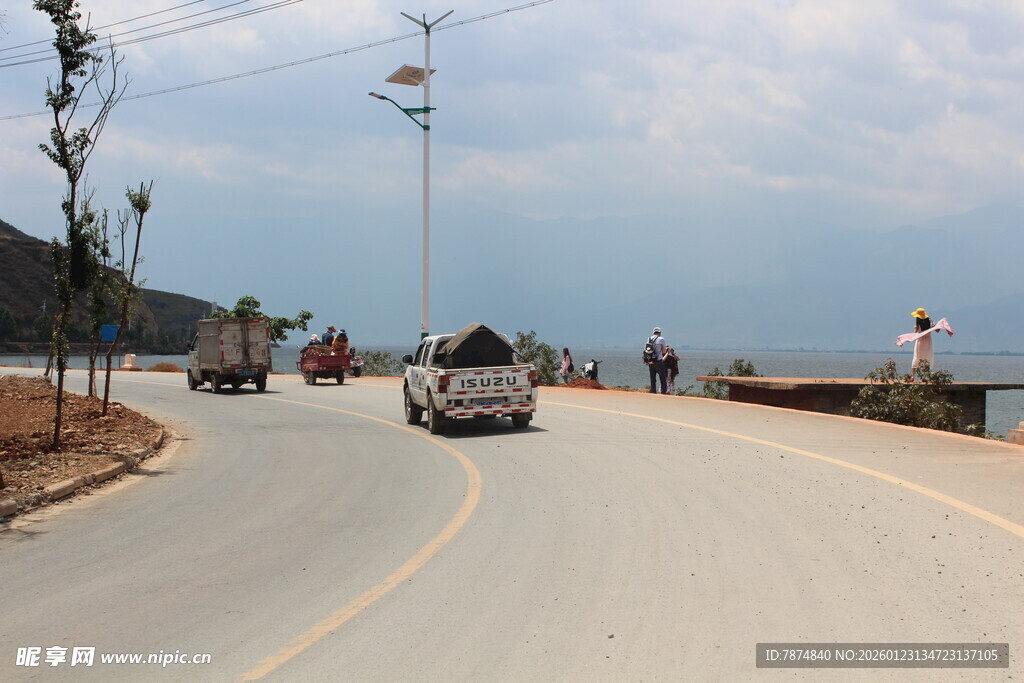 公路上行驶的车辆与行人