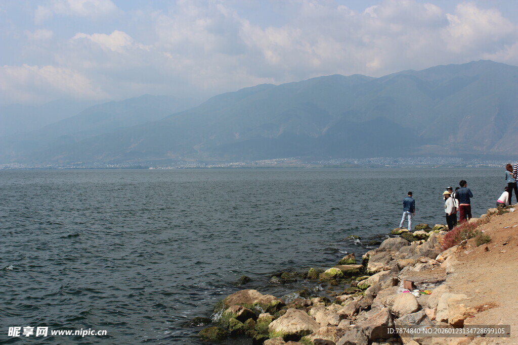 岸边游客赏辽阔水域风光