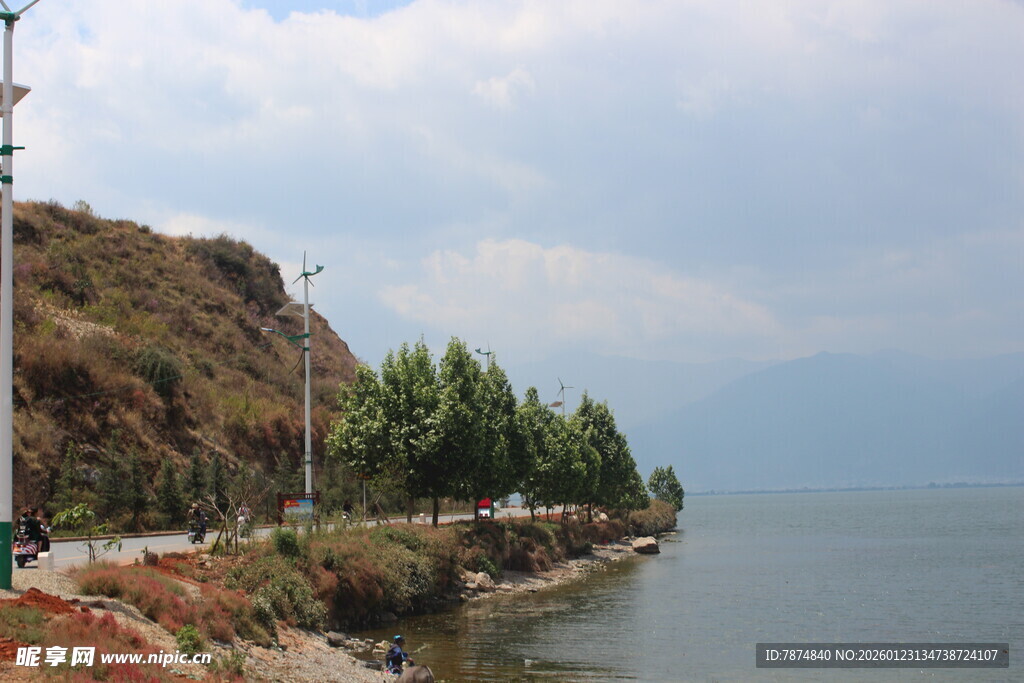 湖畔公路旁的秀丽风光