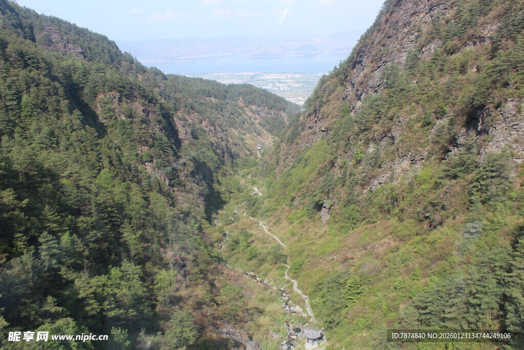 山间峡谷绿意盎然景观