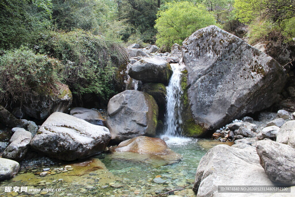 山间溪流瀑布自然美景