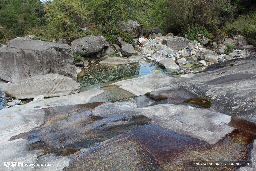 山间溪流旁的嶙峋岩石