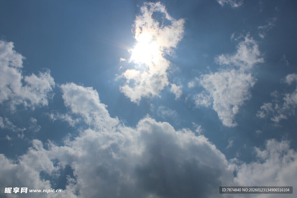 蓝天白云间的耀眼阳光