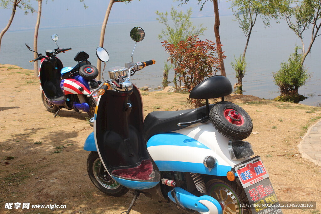 湖畔停放的多彩电动摩托车