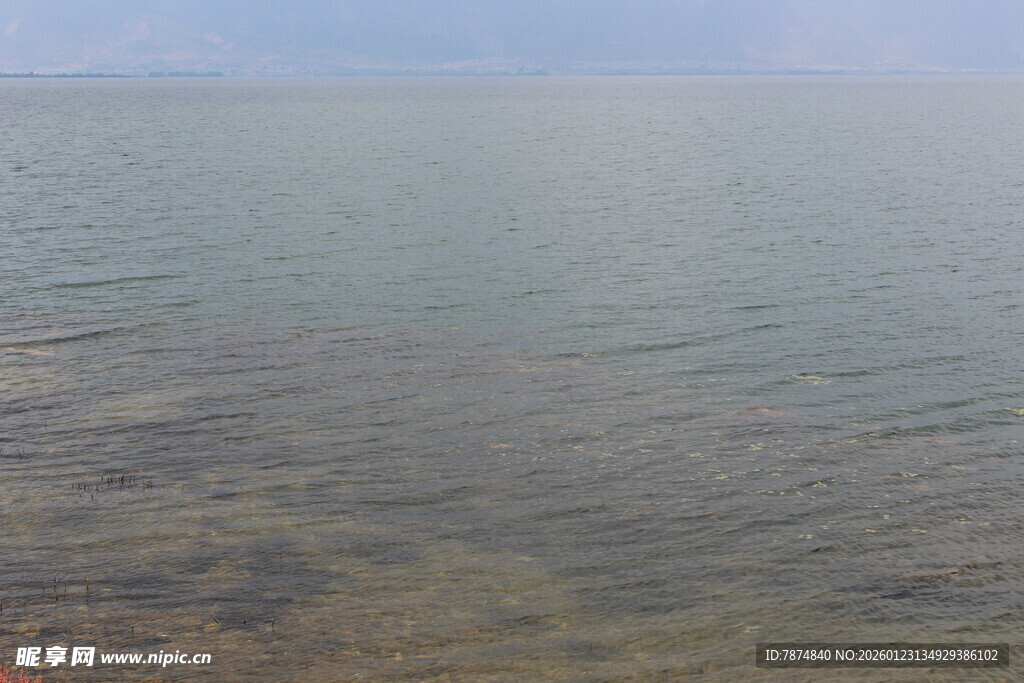 平静湖面 清澈波光粼粼