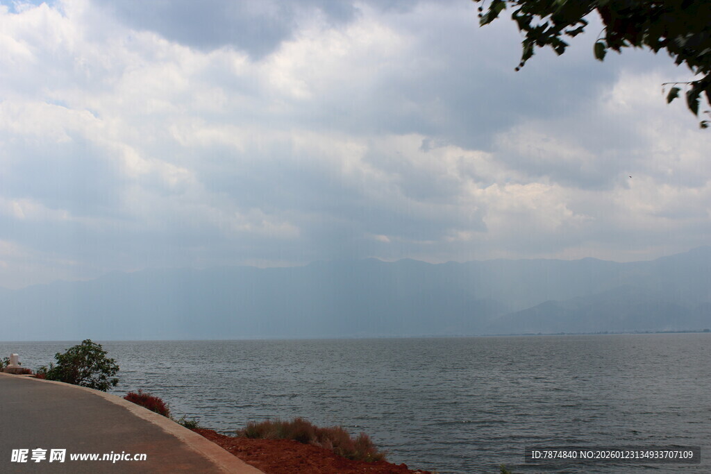 湖畔公路边的天空与湖水