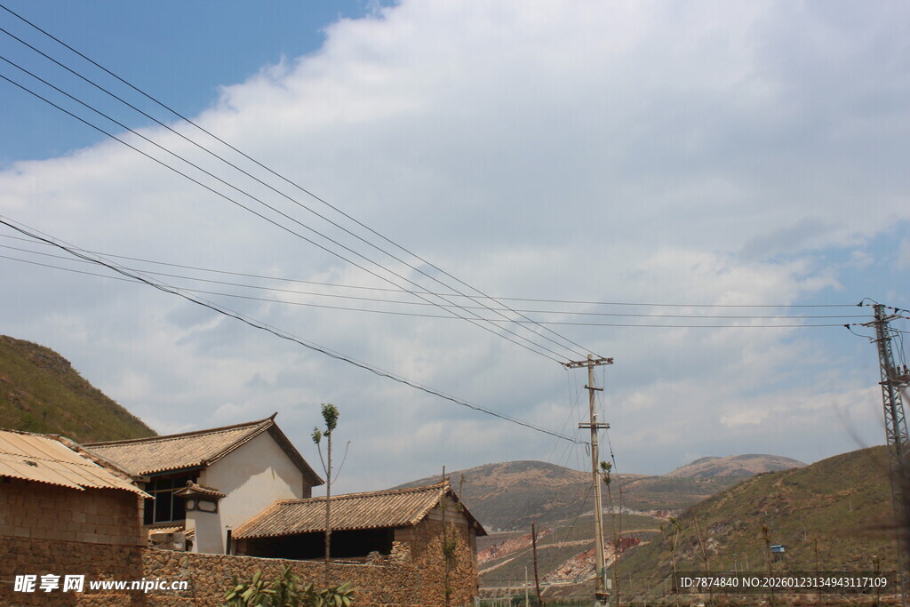 乡村民居与远处电线杆