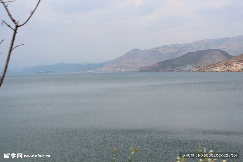 宁静湖景与远山