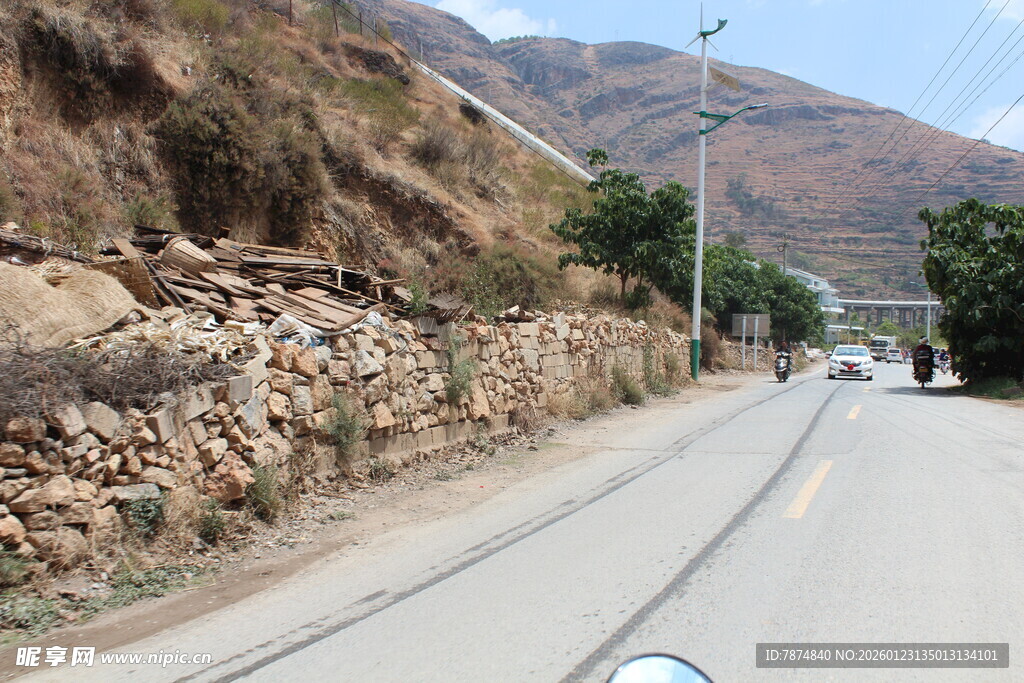 山间公路旁的石砌护坡
