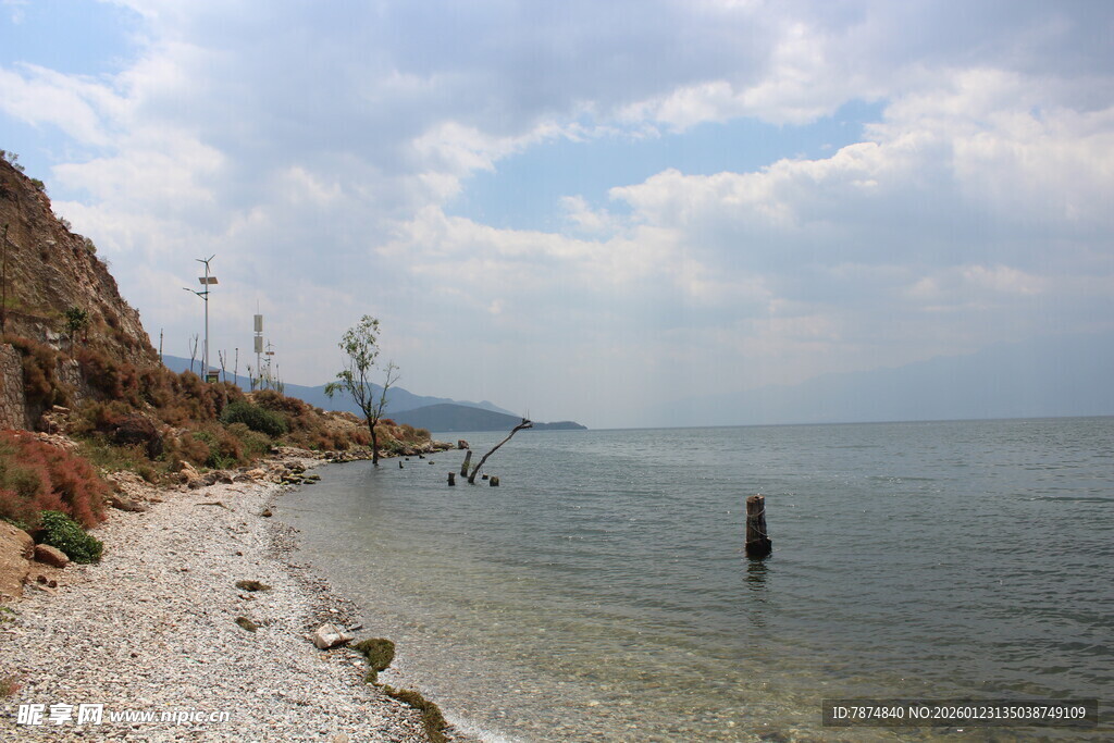 湖畔风光 一人漫步浅滩