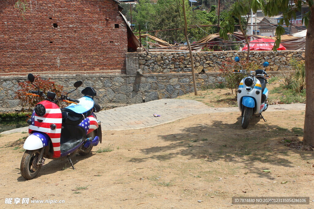 乡村小道上停放的两辆摩托
