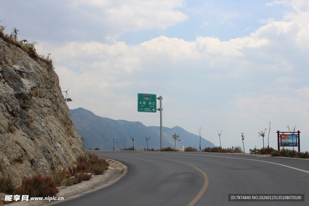 蜿蜒公路旁的山景