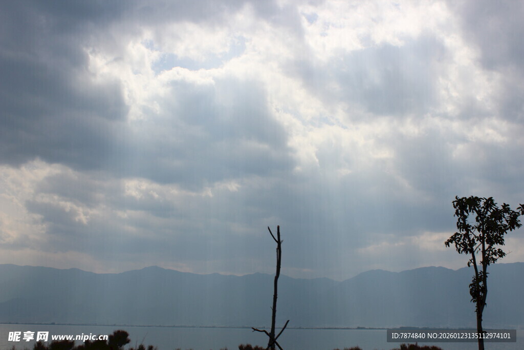 云隙间透射出的耀眼光芒