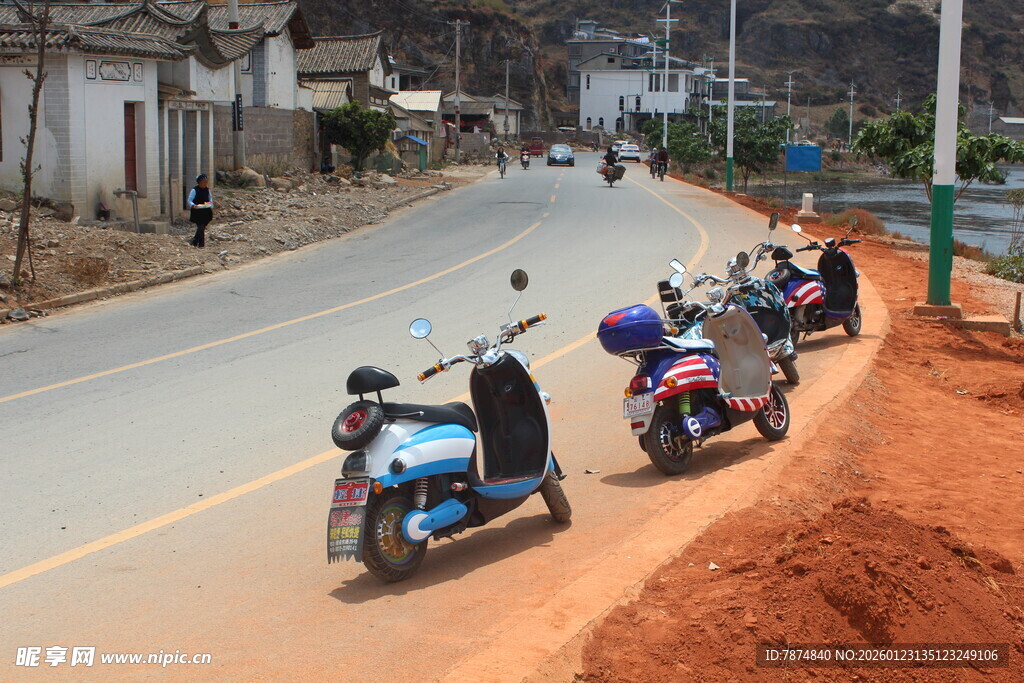 乡村道路上的多辆摩托车