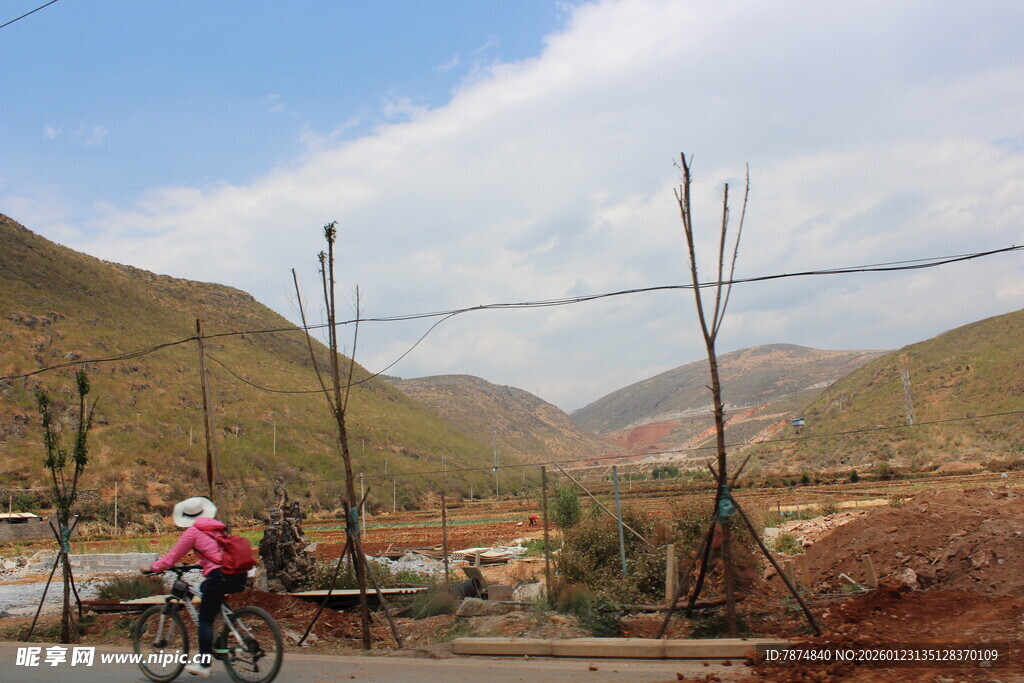 骑行者穿梭于山间道路