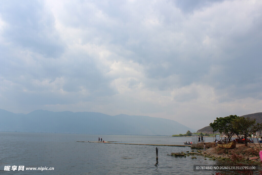 湖畔风景 云下静谧水岸