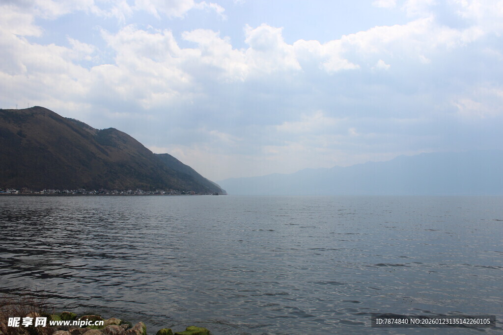 湖畔青山与辽阔水面景色