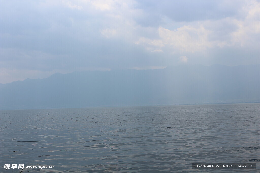 海上云隙间的天光洒落