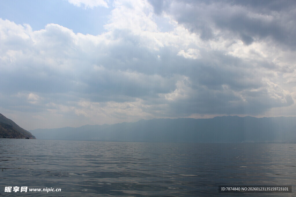 海上云景 远山朦胧